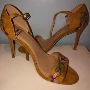 Hippe Laundry heels size 8, brand new never worn.